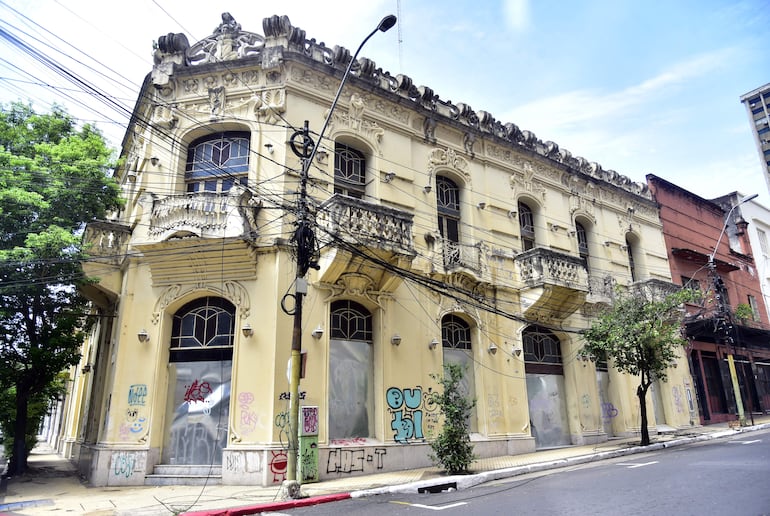Este bellísimo edificio ubicado en la esquina de Presidente Franco y Ayolas no pierde su altivez, pese al abandono y pintatas sufridas.
