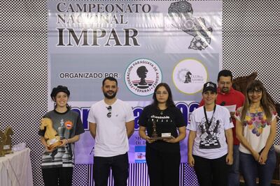 Helen Montiel (i) se consagró campeona en la categoría 17 años del Nacional Impar.