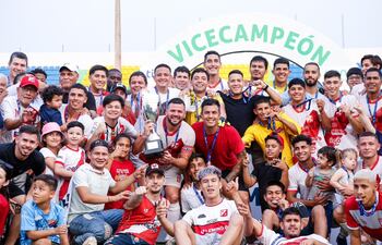 Después del empate (3-3) ayer con Deportivo Capiatá y lograr el subcampeonato y ascenso a la Intermedia, los futbolistas y cuerpo técnico de River Plate recibieron el trofeo y las medallas.