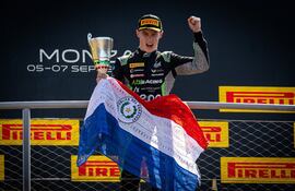 El paraguayo Joshua Duerksen, piloto de AIX Racing, celebra el podio en la prueba sprint de la Fórmula 2 en el Autódromo Internacional de Monza, en Monza, Italia.