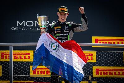 El paraguayo Joshua Duerksen, piloto de AIX Racing, celebra el podio en la prueba sprint de la Fórmula 2 en el Autódromo Internacional de Monza, en Monza, Italia.