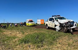 La motocicleta quedó incrustada por la parte frontal de la patrullera.