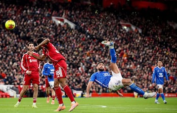 Omar Alderete (D) del Sunderland en acción durante el partido de la Premier League inglesa entre el Liverpool y el Sunderland en Liverpool, Gran Bretaña. (Gran Bretaña, Reino Unido)