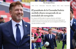 Alejandro Domínguez sonríe con traje oscuro y corbata, sosteniendo un balón de fútbol en un estadio lleno.