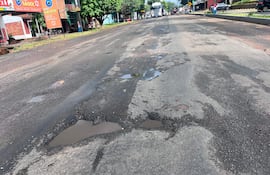 Esta imagen corresponde a un sector de la ruta PY08 del centro urbano de Guayaybí que se encuentra minado de baches