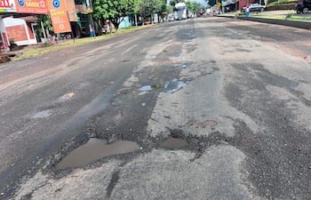 Esta imagen corresponde a un sector de la ruta PY08 del centro urbano de Guayaybí que se encuentra minado de baches