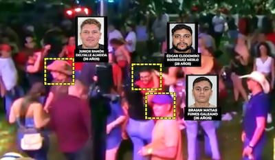 Junior Delyalle con gorra, Édgar Rodríguez sonriendo y Braian Funes en camiseta azul, rodeados de una multitud en un ambiente festivo.
