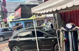 Un coche gris y un blanco alcanzaron la intersección de Cerro Corá y Valderrama en Luque, generando daños materiales.
