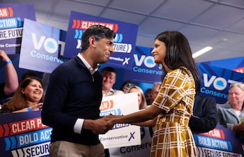 El primer ministro británico y líder del Partido Conservador, Rishi Sunak, y su esposa Akshata Murty se dan la mano durante su último mitin en el Romsey Rugby Football Club, en Romsey, Hampshire. Los dos principales líderes políticos británicos, el laborista Keir Starmer y el conservador Rishi Sunak, votaron este jueves en las elecciones generales que se celebran en el Reino Unido, en una jornada tranquila, ligeramente soleada y con una fuerte participación a primera hora de la mañana.