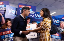 El primer ministro británico y líder del Partido Conservador, Rishi Sunak, y su esposa Akshata Murty se dan la mano durante su último mitin en el Romsey Rugby Football Club, en Romsey, Hampshire. Los dos principales líderes políticos británicos, el laborista Keir Starmer y el conservador Rishi Sunak, votaron este jueves en las elecciones generales que se celebran en el Reino Unido, en una jornada tranquila, ligeramente soleada y con una fuerte participación a primera hora de la mañana.