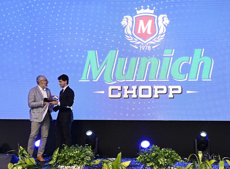 Gabriel Rubbini, gerente general de la Unidad de Bebidas del Grupo Riquelme, recibe el Top Of Mind de Munich Chopp.