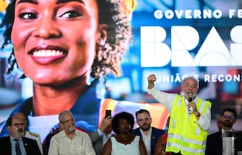 En una ceremonia en Río de Janeiro con motivo del 45 aniversario del Partido de los Trabajadores (PT), que él lidera, el mandatario instó a su militancia a “volver a los lugares de trabajo”, “dialogar con las iglesias” y “ocupar” sin miedo tanto las calles como las redes sociales. (Photo by MAURO PIMENTEL / AFP)