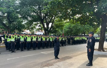 Formación policial para operativo de seguridad en encuentro deportivo. ARCHIVO.