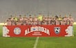 Los jugadores de Paraguay posan para la foto previa al partido amistoso internacional frente a Nicaragua en el estadio Defensores del Chaco, en Asunción, Paraguay.