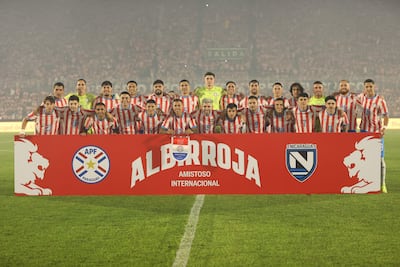 Los jugadores de Paraguay posan para la foto previa al partido amistoso internacional frente a Nicaragua en el estadio Defensores del Chaco, en Asunción, Paraguay.