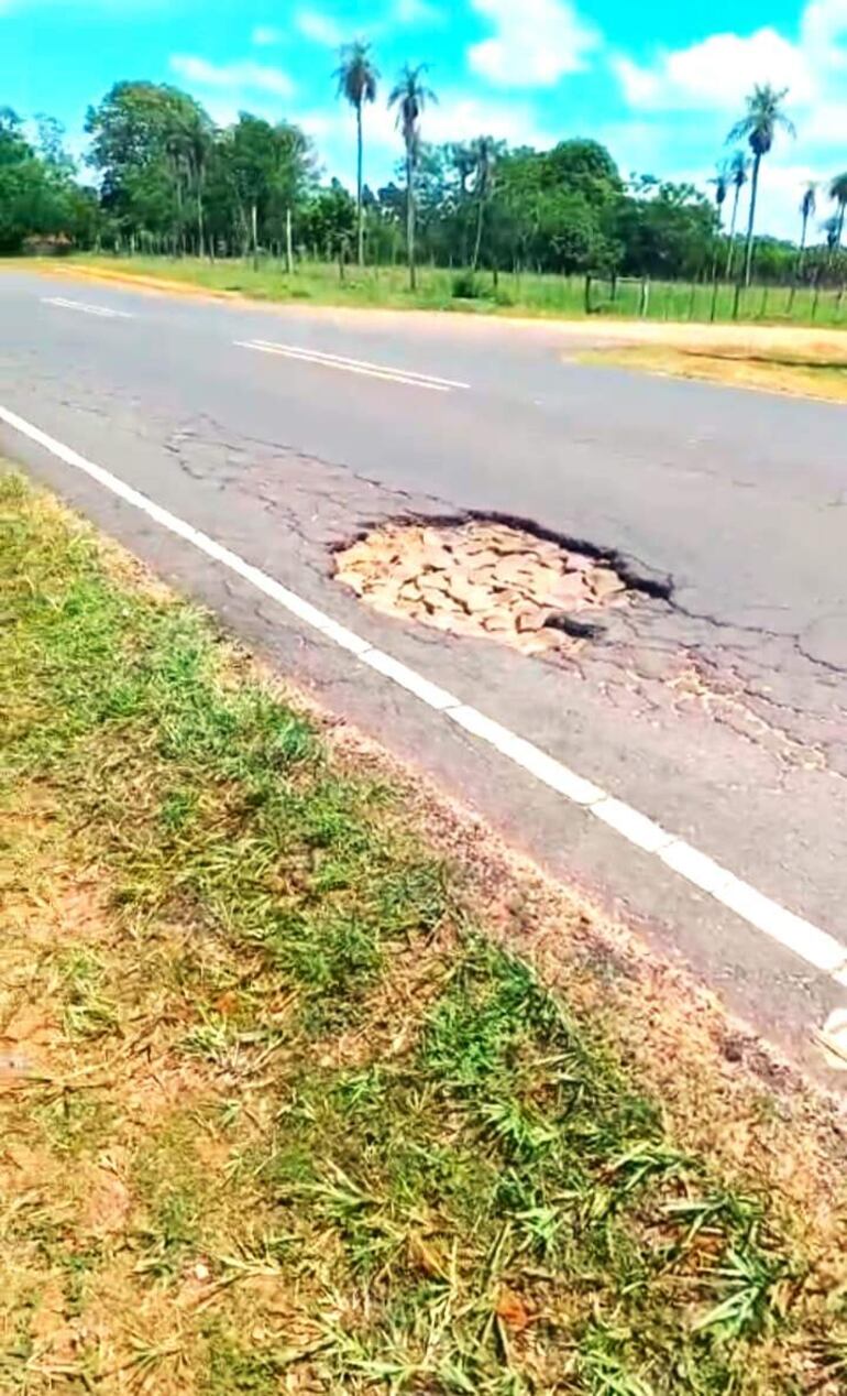 Las autoridades no se preocupan por reparar los baches que presenta el acceso Carapeguá–Nueva Italia.