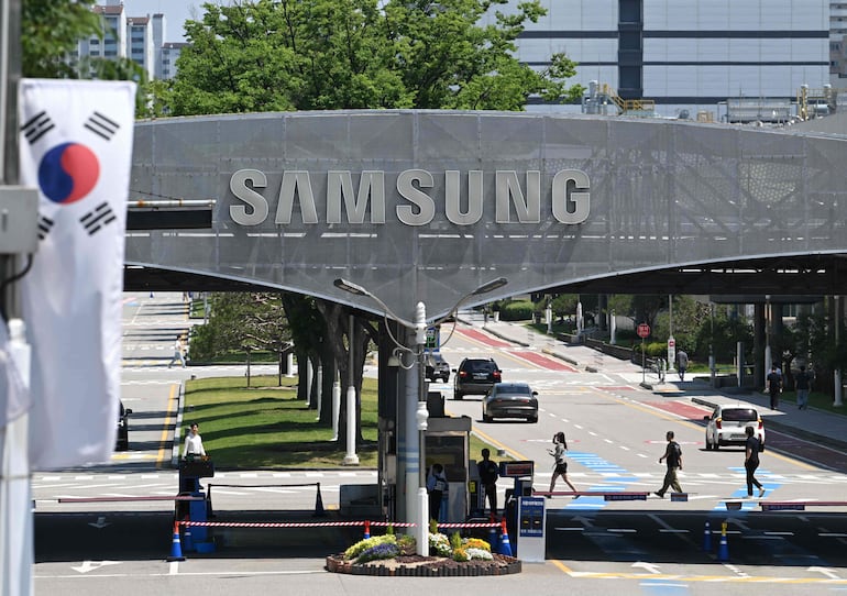 El logo de Samsung Electronics en el acceso a las instalaciones de la compañìa en Suwon.