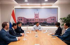 Santiago Peña (c), junto a la ministra de Sostenibilidad y Medio Ambiente y encargada de Relaciones Comerciales de Singapur, Grace Fu Hai Yen (2-d) durante una reunión este miércoles, en Asunción (Paraguay).