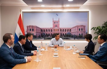 Santiago Peña (c), junto a la ministra de Sostenibilidad y Medio Ambiente y encargada de Relaciones Comerciales de Singapur, Grace Fu Hai Yen (2-d) durante una reunión este miércoles, en Asunción (Paraguay).