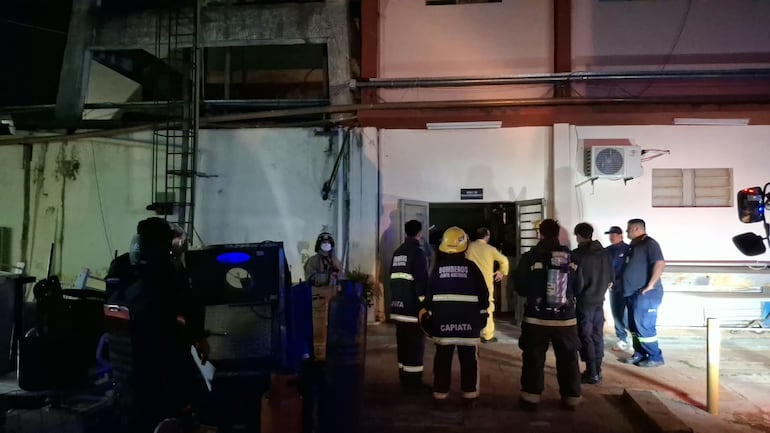 Varias compañías de bomberos acudieron hasta el Hospital Acosta Ñu por el principio de incendio que fue controlado.