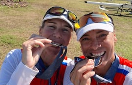 Gisele Barrail (i) y Rocío Valdez con sus medallas de oro.