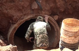 Un efectivo militar durante las tareas de búsqueda en San Lorenzo.