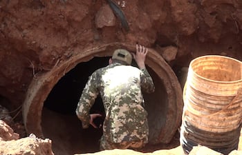 Un efectivo militar durante las tareas de búsqueda en San Lorenzo.