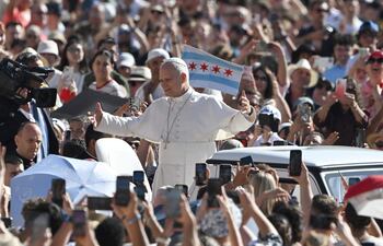 El papa León XIV saluda a la multitud desde su papamóvil durante la audiencia general semanal en la Plaza de San Pedro, en el Vaticano, el 2 de septiembre de 2026.