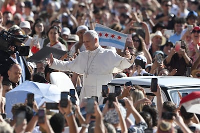 El papa León XIV saluda a la multitud desde su papamóvil durante la audiencia general semanal en la Plaza de San Pedro, en el Vaticano, el 2 de septiembre de 2026.