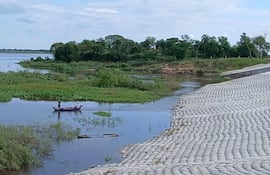 Desembocadura del arroyo Ñeembucú al río Paraguay.