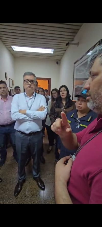 Momento del reclamo de Adolfo Villalba, de Sitrande, al presidente de la ANDE, Miguel Báez. Fue el pasado viernes, 18 de setiembre.