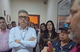 Momento del reclamo de Adolfo Villalba, de Sitrande, al presidente de la ANDE, Miguel Báez.