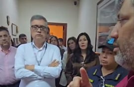 Momento del reclamo de Adolfo Villalba, de Sitrande, al presidente de la ANDE, Miguel Báez. Fue el pasado viernes, 18 de setiembre.