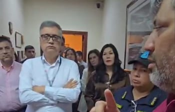 Momento del reclamo de Adolfo Villalba, de Sitrande, al presidente de la ANDE, Miguel Báez.
