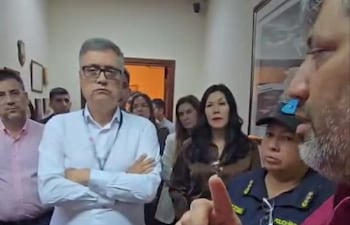 Momento del reclamo de Adolfo Villalba, de Sitrande, al presidente de la ANDE, Miguel Báez. Fue el pasado viernes, 18 de setiembre.