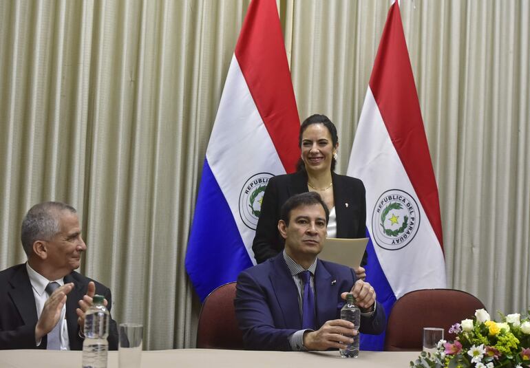 El presidente del Congreso, Silvio “Beto” Ovelar, hasta se sentó a lado de la ministra y dio un discurso.