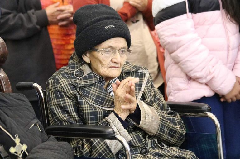 Una devota de la Virgen reza durante la misa dominical en la Basílica de las 7:00.