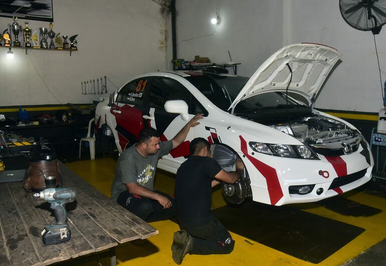 Enrique Benítez preparando el Honda Civic con el que irá al Chaco.