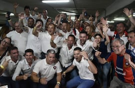 Blas Reguera, nuevo presidente de Cerro Porteño, festeja con los integrantes de su equipo, el triunfo en las Elecciones Presidenciales Club Cerro Porteno.
