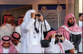 Miembros del Observatorio saudí.Con la noticia del avistamiento de la luna creciente se da aviso del inicio del Ramadán a la población musulmana en todo el mundo.