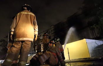 Archivo 2022. Bomberos trabajando para sofocar el incendio que afectó al Tribunal Superior de Justicia Electoral.