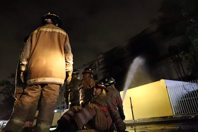 Archivo 2022. Bomberos trabajando para sofocar el incendio que afectó al Tribunal Superior de Justicia Electoral.