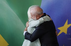 El presidente de Brasil, Luiz Inácio Lula da Silva (d), abraza a la presidenta de la Comisión Europea, Ursula Von der Leyen, durante una rueda de prensa este viernes, en el Palacio de Itamaraty, en Río de Janeiro (Brasil). Lula recibió un día antes de la firma del acuerdo comercial a Von der Leyen, donde discutieron temas de la agenda internacional.