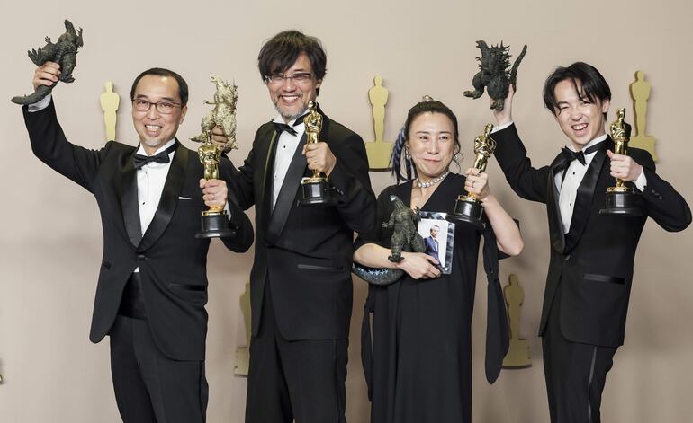 El director japonés Takashi Yamazaki y el equipo de efectos especiales de "Godzilla Minus One", que ganó el premio a los mejores efectos visuales.