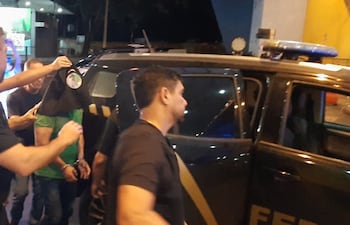 El exdirector de la Policía Rodoviaria Federal de Brasil, Silvinei Vasques, ya fue entregado a las autoridades brasileras tras ser expulsado del país esta noche.