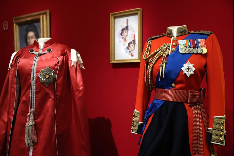 Las túnicas ceremoniales de la reina Isabel II de Gran Bretaña también se exhiben en la King's Gallery del Palacio de Buckingham. (EFE/EPA/NEIL HALL)
