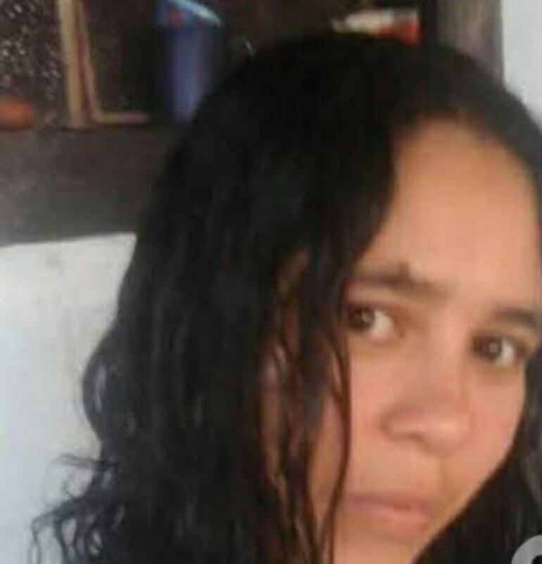 Retrato de María Celeste Segovia Colmán con cabello negro, luciendo serena en un entorno de solemnidad.