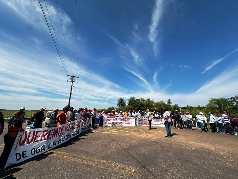 Cierran la ruta por incumplimiento de promesa de asfalto entre Borja y Mbuyapey
