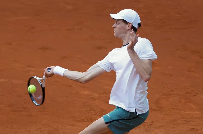 El tenista italiano Jannik Sinner devuelve la bola al ruso Karen Khachanov, durante su partido de octavos de final del Mutua Madrid Open disputado este martes en las instalaciones de la Caja Mágica.