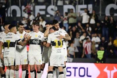 El delantero de Olimpia Gabriel Ávalos recibe las felicitaciones de sus compañeros tras anotar con un soberbio derechazo desde fuera del área el tanto de apertura en el marcador en la victoria ante Sportivo 2 de Mayo.